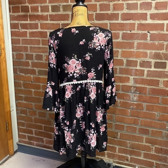(1097) Bohemian style Floral print with bell sleeves dress size small - Picture 3 of 5
